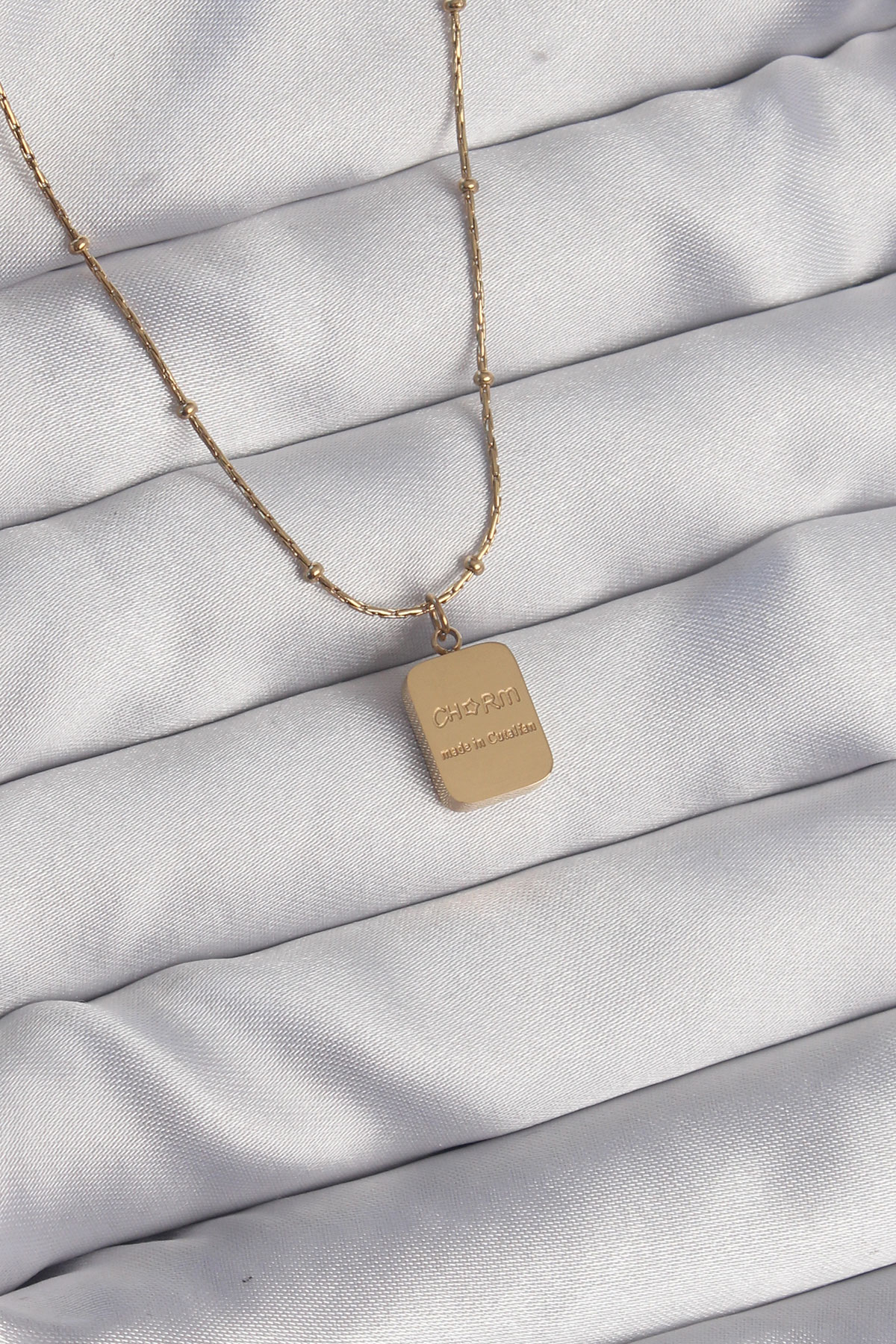 Çelik Gold Renk Kare Charm Model Kolye