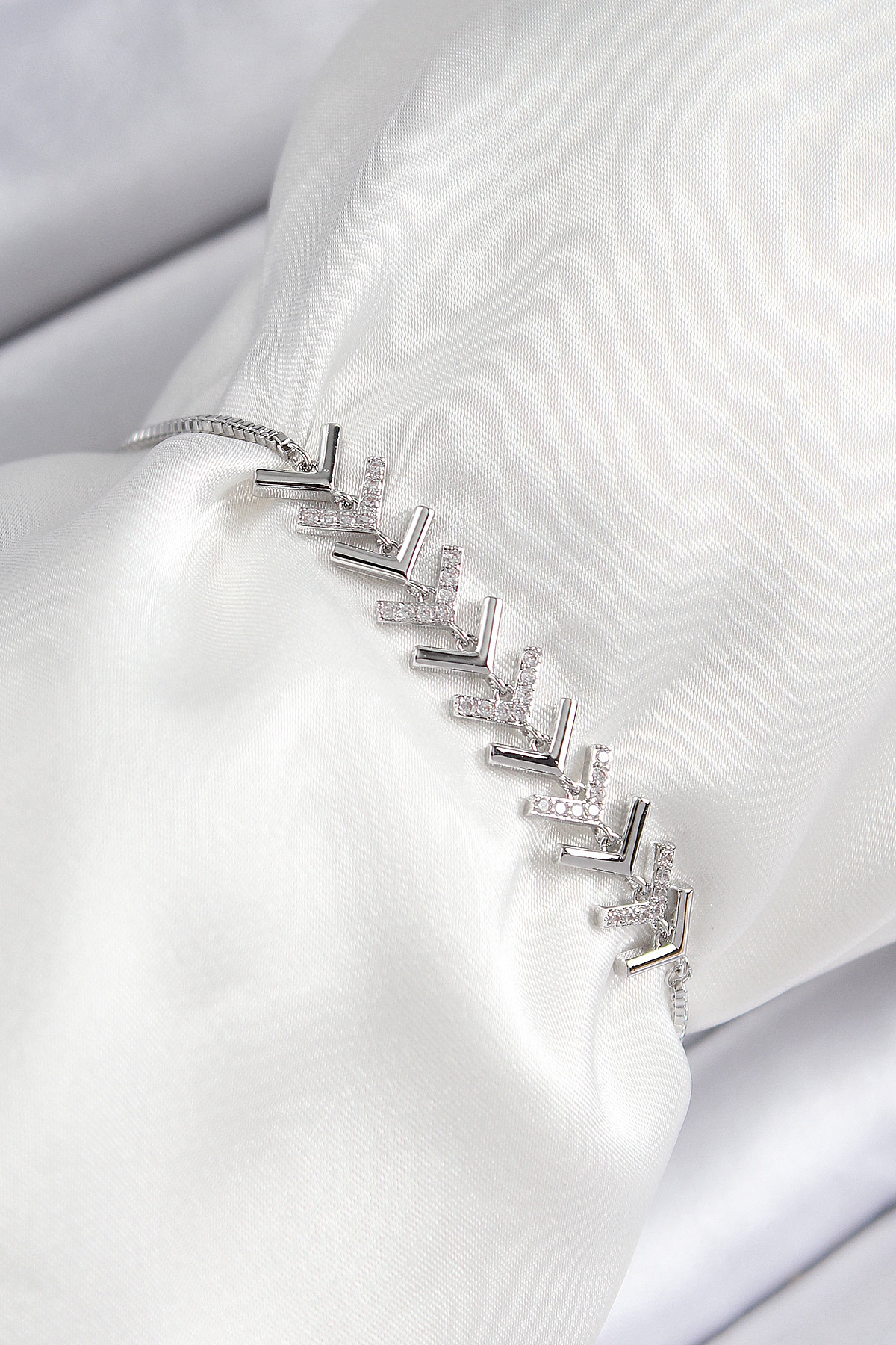 Pirinç Zirkon Taşlı Sıralı Ok Model Gümüş Renk Asansörlü Kadın Bileklik