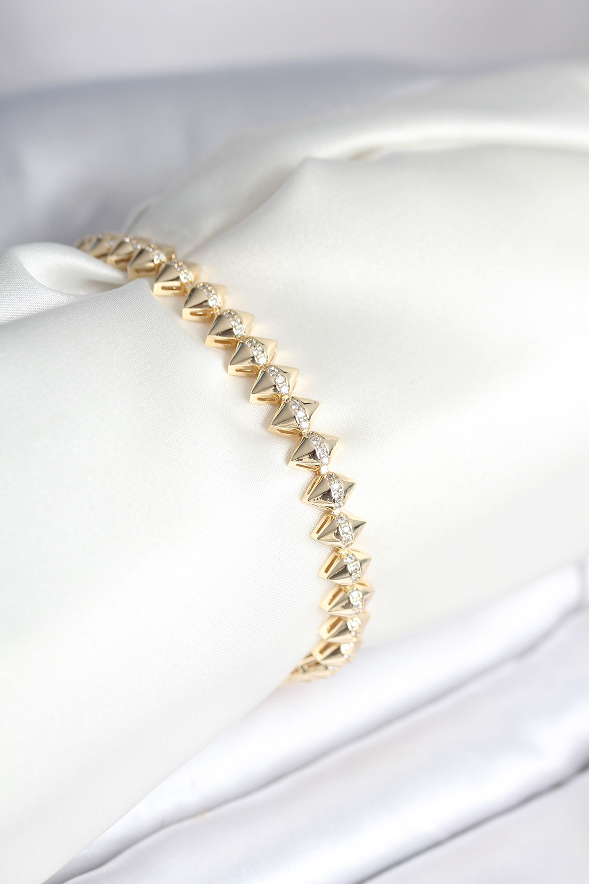 Pirinç Gold Renk Zirkon Taşlı Baklava Model Kadın Bileklik 2