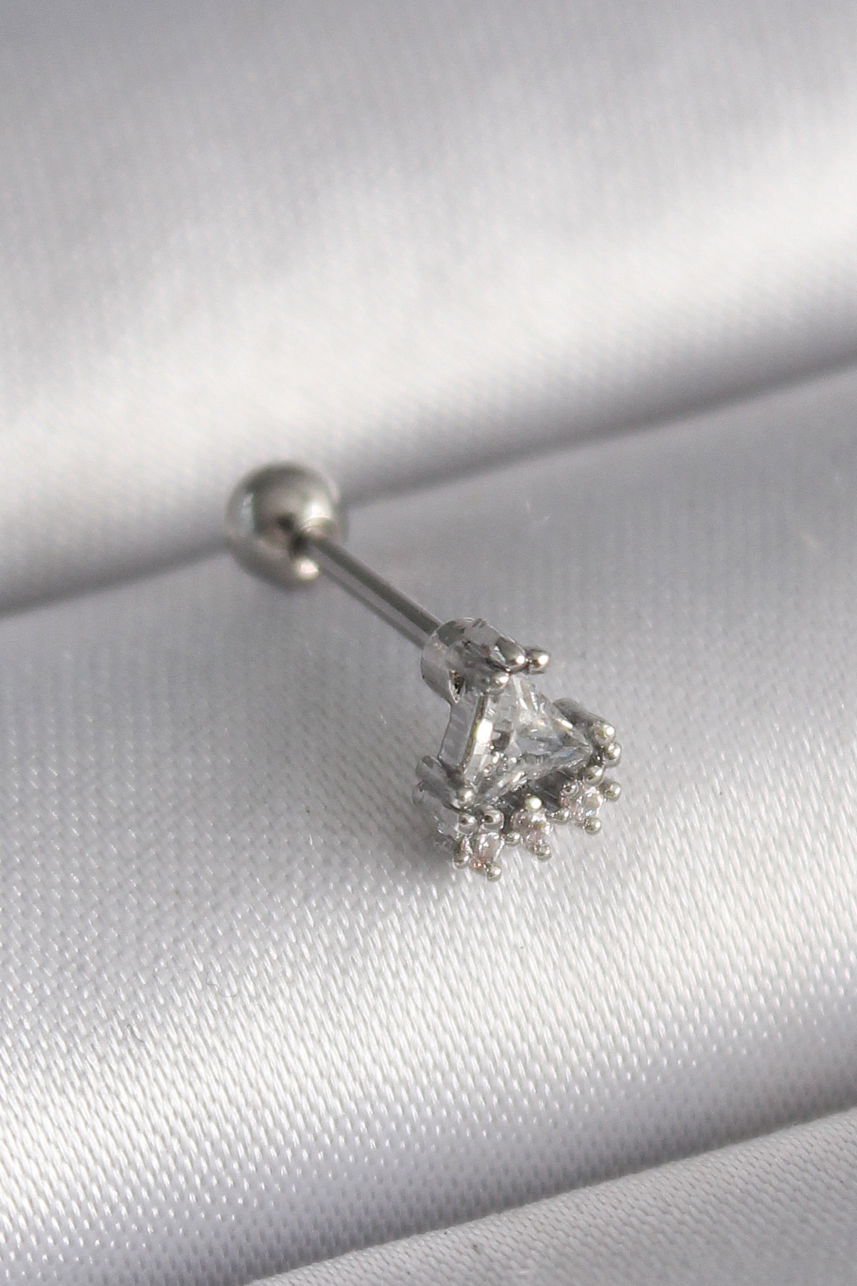 Çelik Gümüş Renk Üçgen Zirkon Taşlı Tragus Piercing