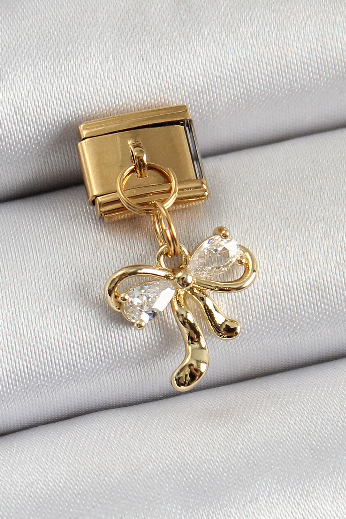 Çelik Sallantılı Zirkon Taşlı Fiyonk Model Gold Renk Nomination Charm