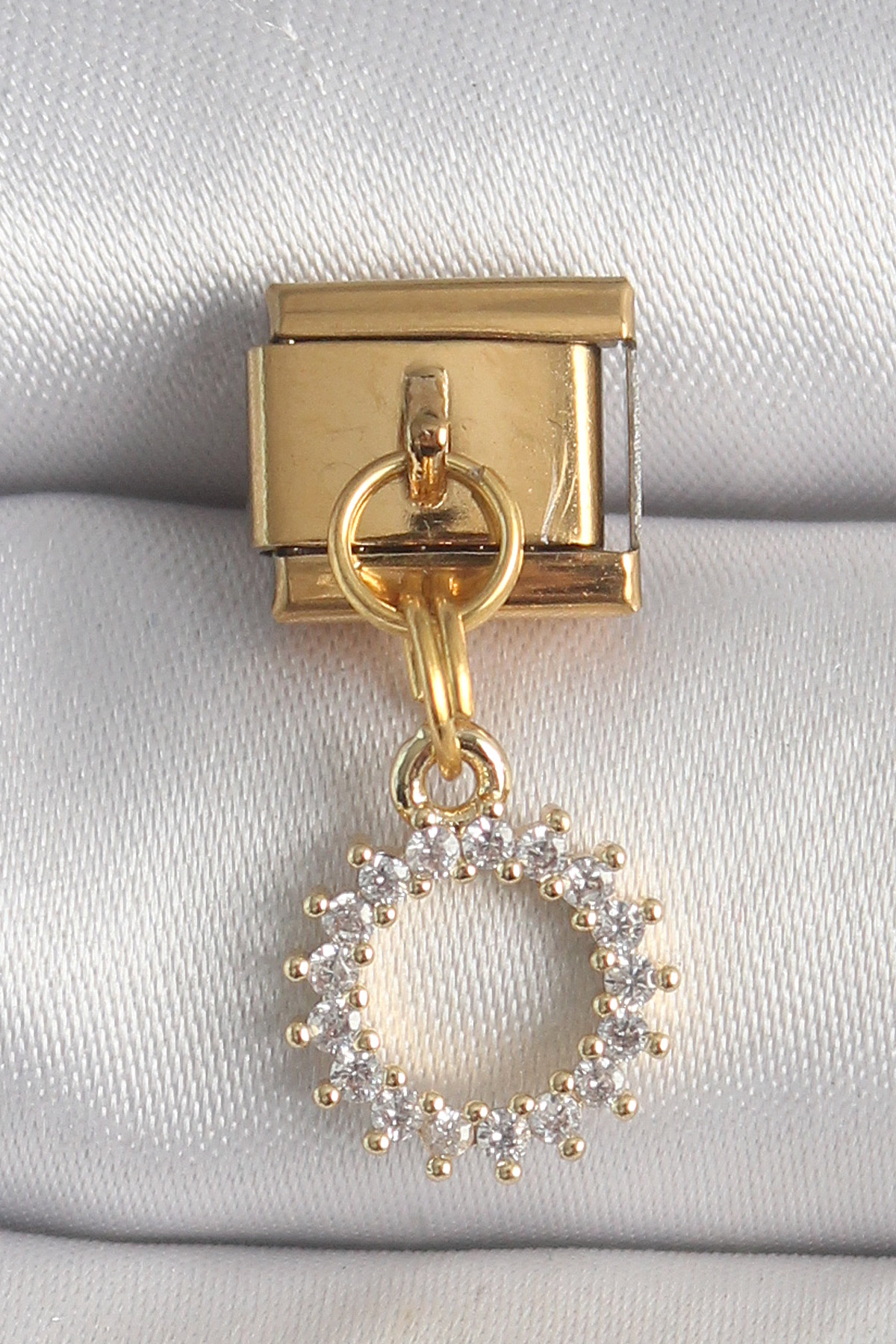 Çelik Gold Renk Zirkon Taşlı Sallantı Güneş Model Nomination Charm