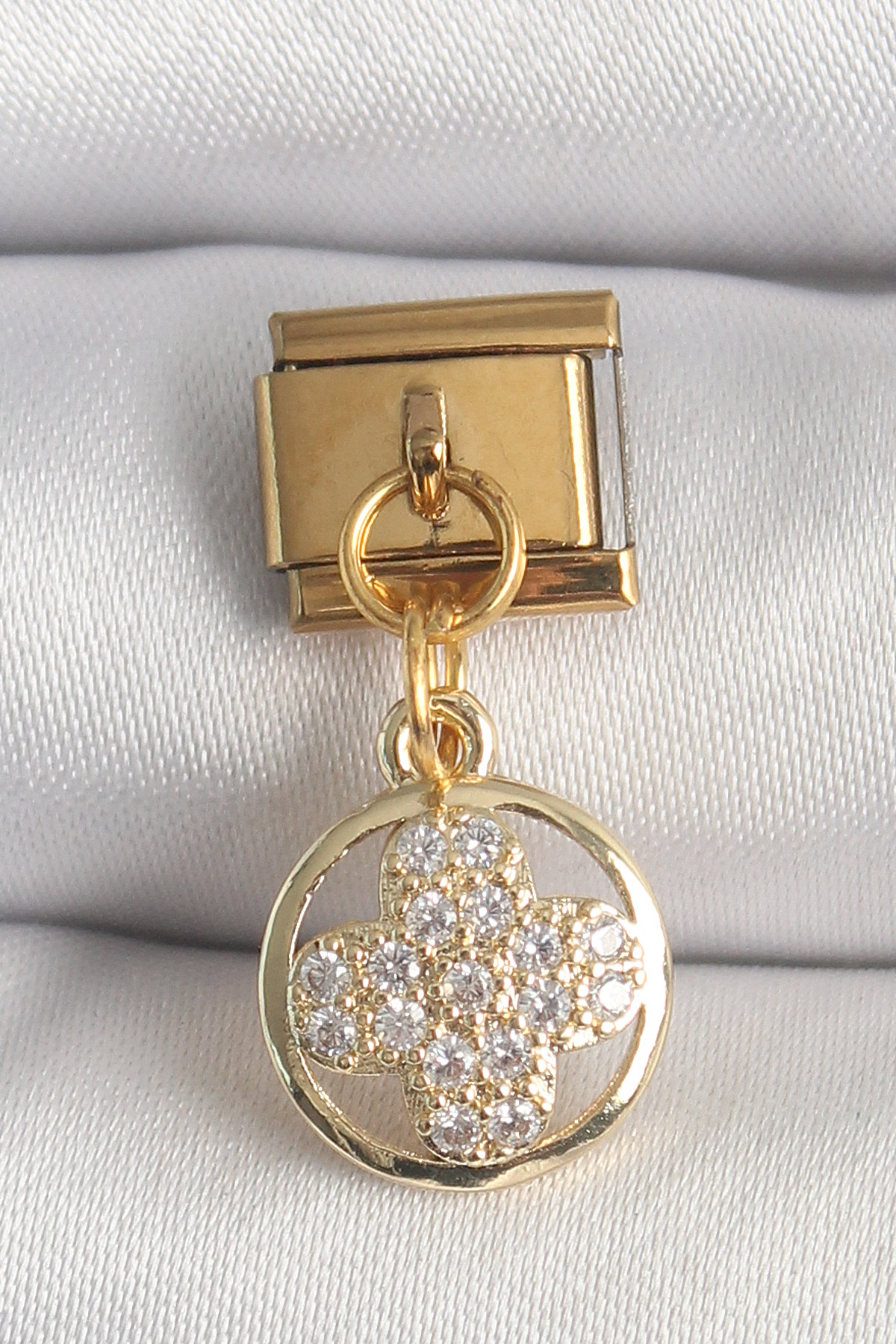 Çelik Gold Renk Sallantı Zirkon Taşlı Yonca Model Nomination Charm