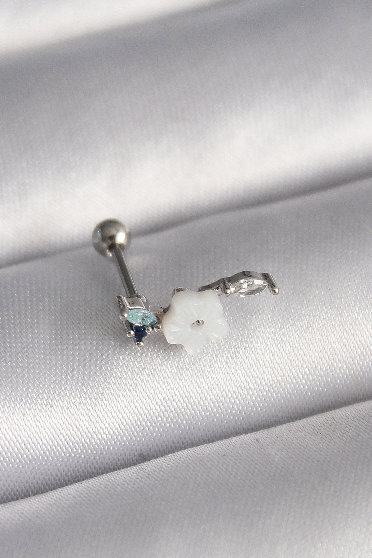 Çelik Gümüş Renk Zirkon Taş Detay Beyaz Çiçek Model Tragus Piercing