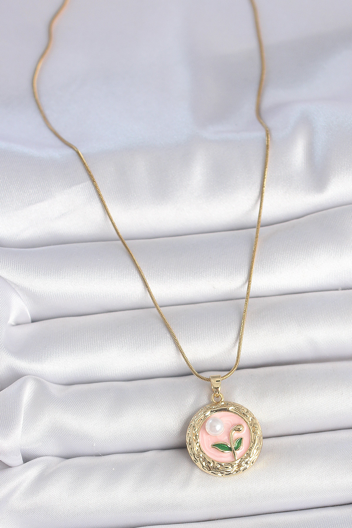 Çelik Gold Renk Zincir Pembe Çiçek İşlemeli inci Detay Portre Model Kadın Kolye 2