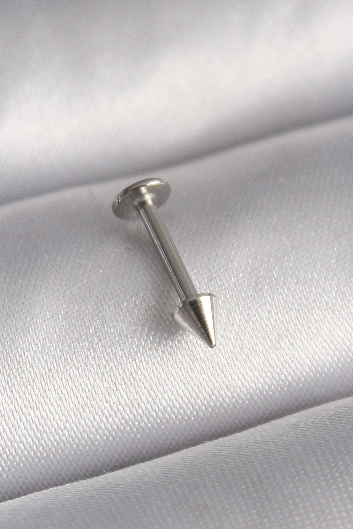 Çelik Gümüş Renk Çivi Model Piercing