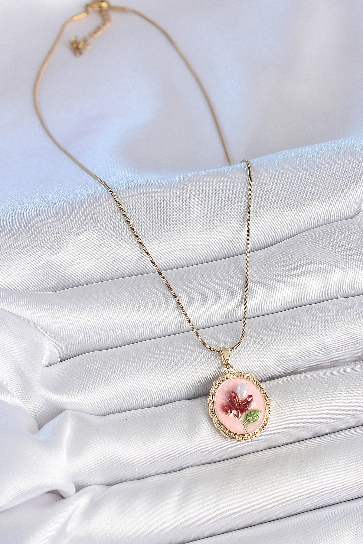 Çelik Gold Renk Zincir Pembe Mineli İncili Çiçek İşlemeli Portre Model Kadın Kolye 2