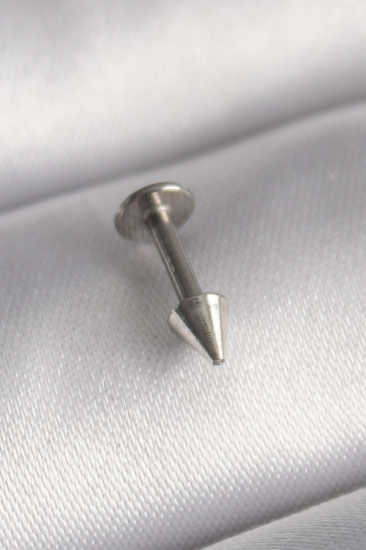Çelik Gümüş Renk Çivi Model Piercing