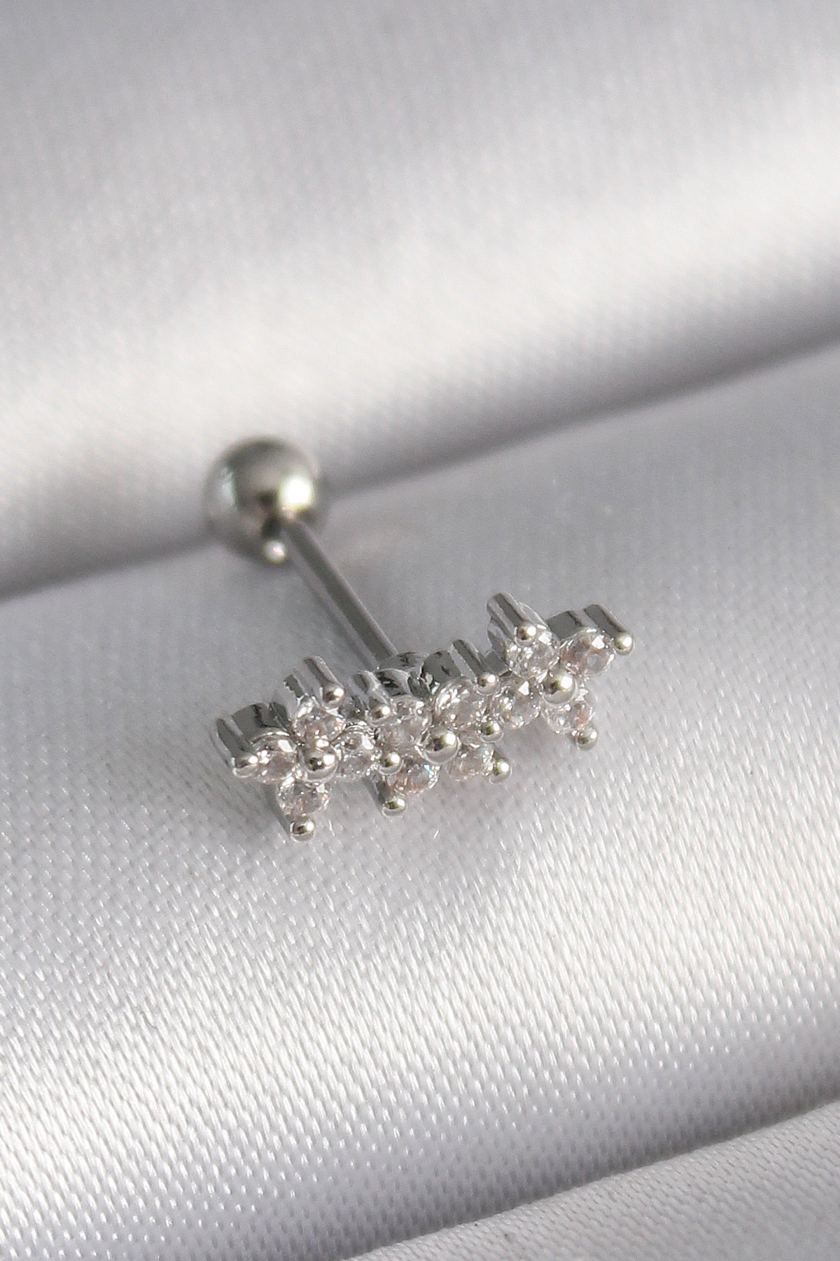 Çelik Gümüş Renk Zirkon Taşlı Yonca Tragus Piercing
