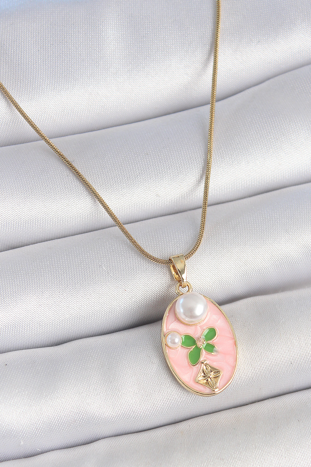 Çelik Gold Renk Zincir Pembe Mineli Oval İncili Çiçek İşlemeli Portre Model Kadın Kolye