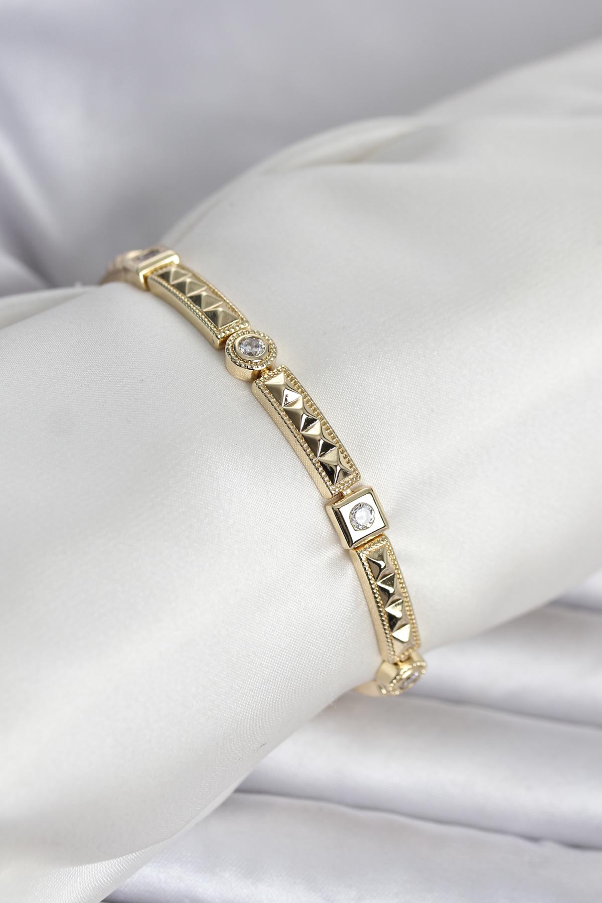 Punta Model Gold Renk Kadın Bileklik