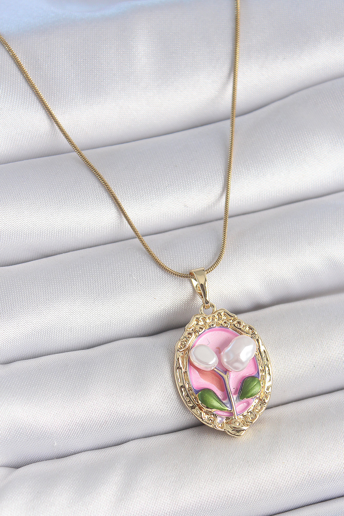 Çelik Gold Renk Zincir Pembe Mineli İncili Çiçek İşlemeli Portre Model Kadın Kolye