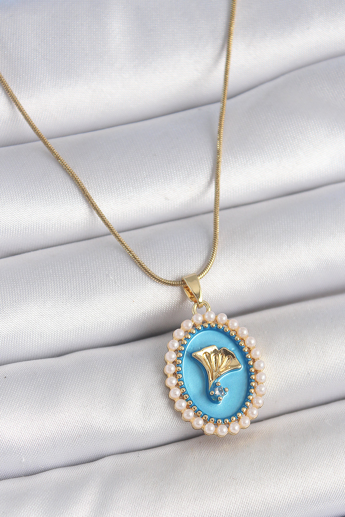 Çelik Gold Renk Zincir Mavi Mineli İncili Zirkon Taşlı Çiçek İşlemeli Portre Model Kadın Kolye