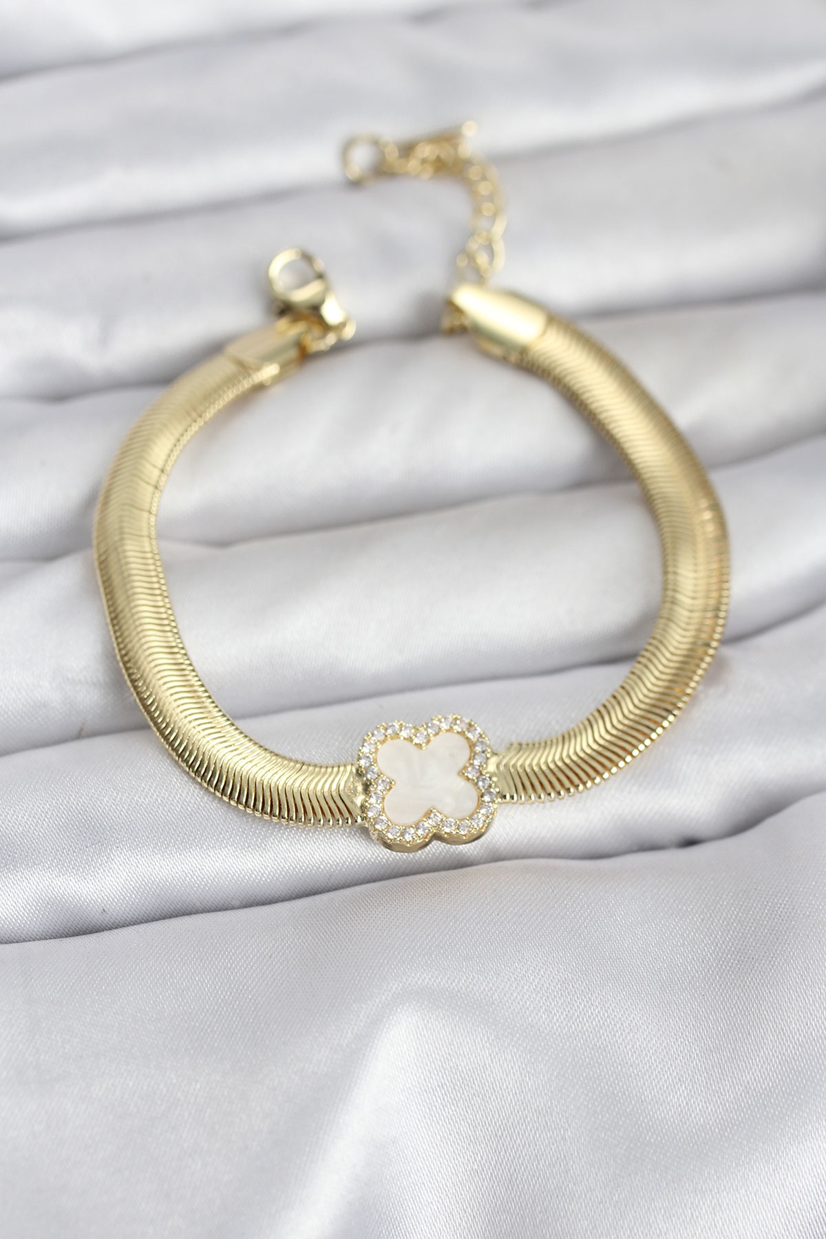 Çelik Gold Renk Beyaz Yonca Model Zirkon Taşlı Yılan Zincirli Kadın Bileklik