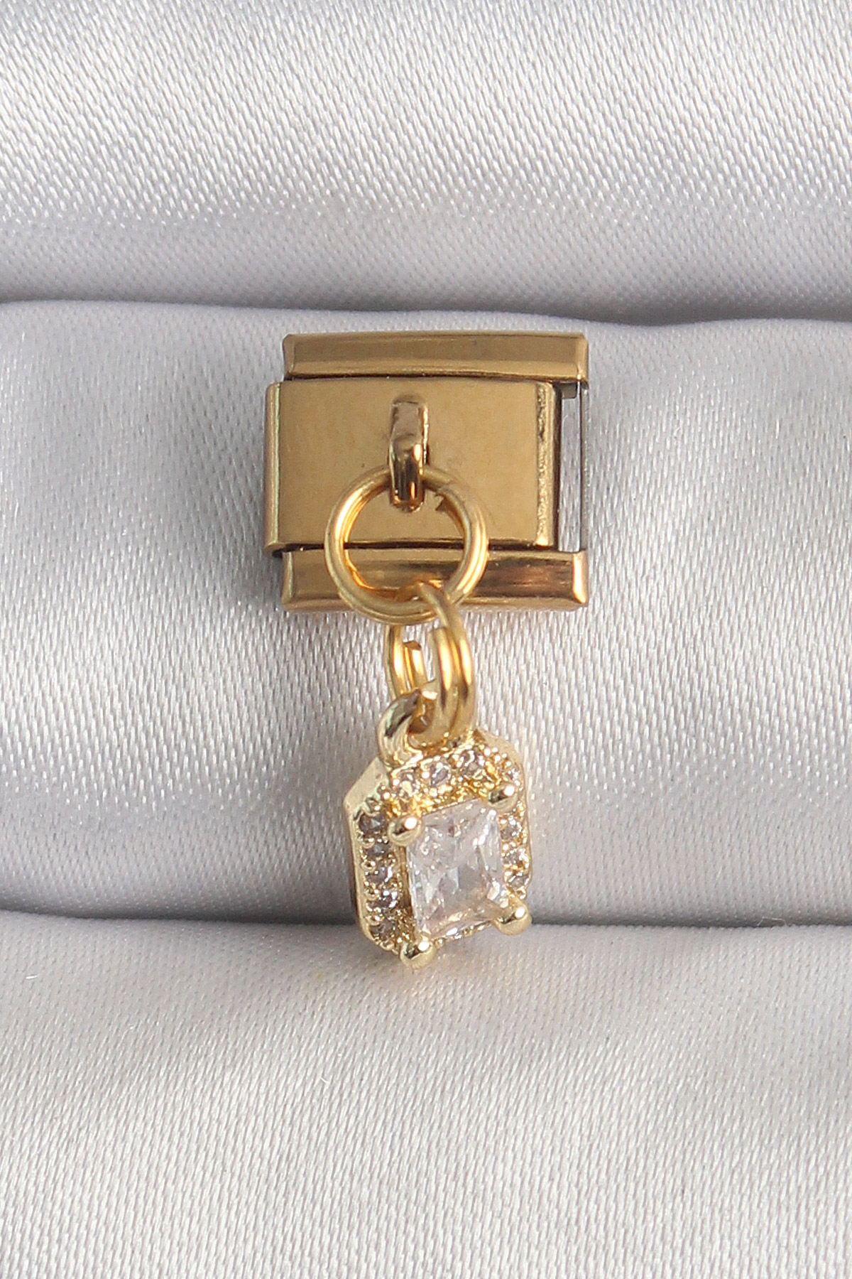 Çelik Gold Renk Sallantı Zirkon Taşlı Kare Model Nomination Charm