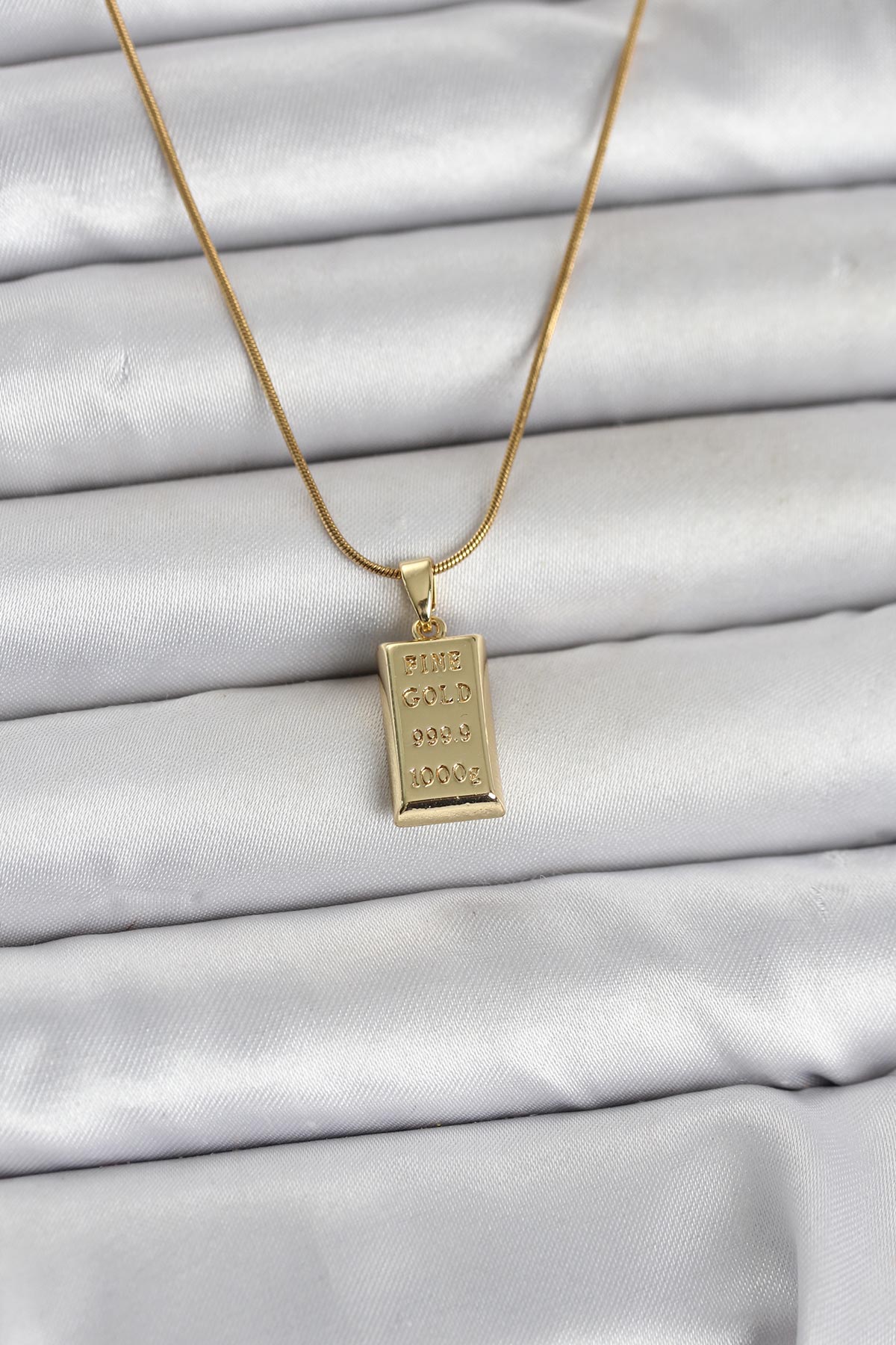 Çelik Zincir Gold Renk Külçe Altın Model Kadın Kolye