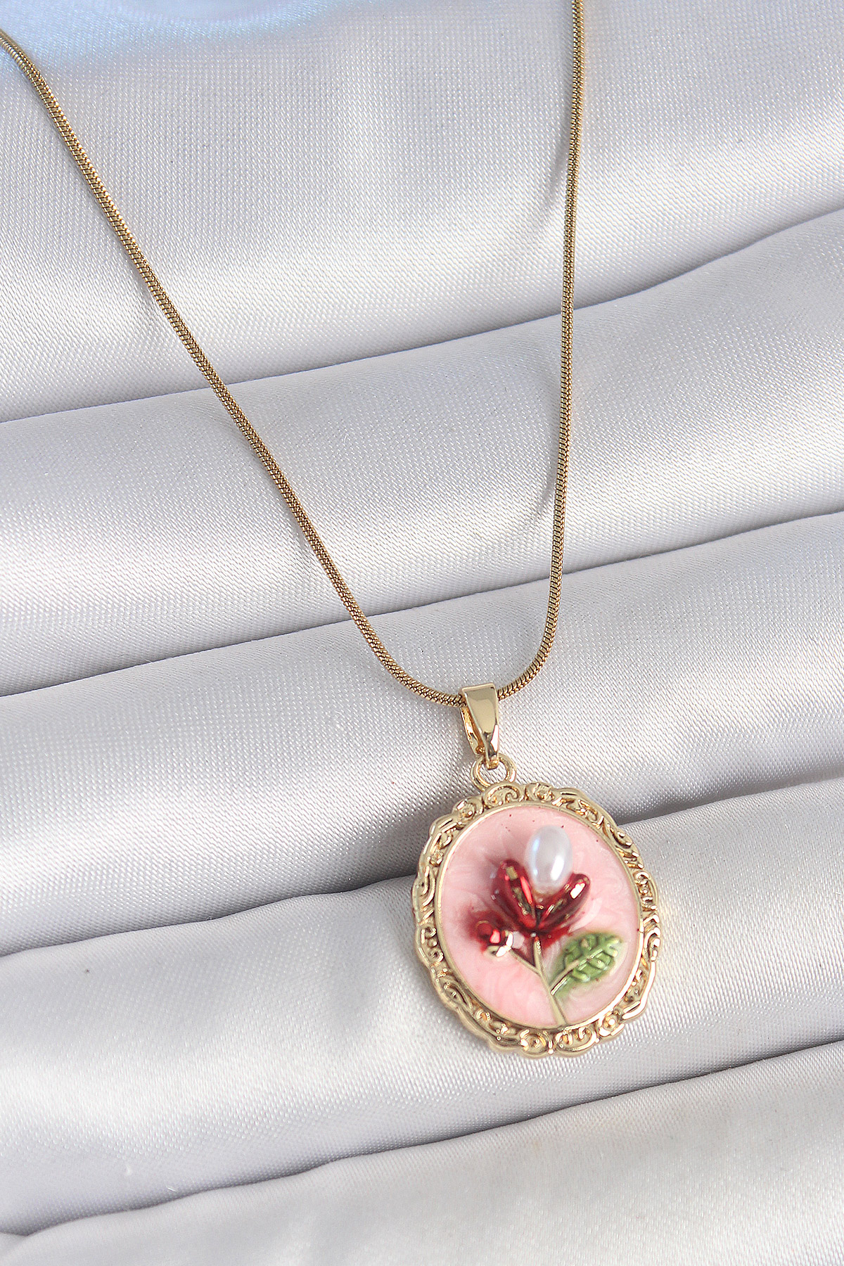 Çelik Gold Renk Zincir Pembe Mineli İncili Çiçek İşlemeli Portre Model Kadın Kolye
