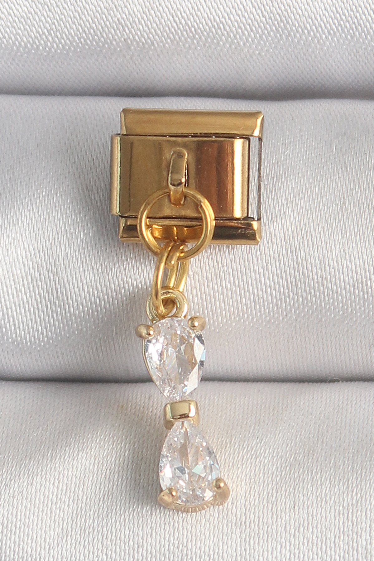 Çelik Gold Renk Sallantı Zirkon Taşlı Kurdele Model Nomination Charm