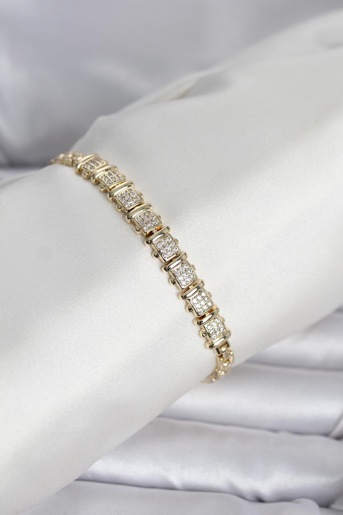 Model Zirkon Taşlı Gold Renk Kadın Bileklik