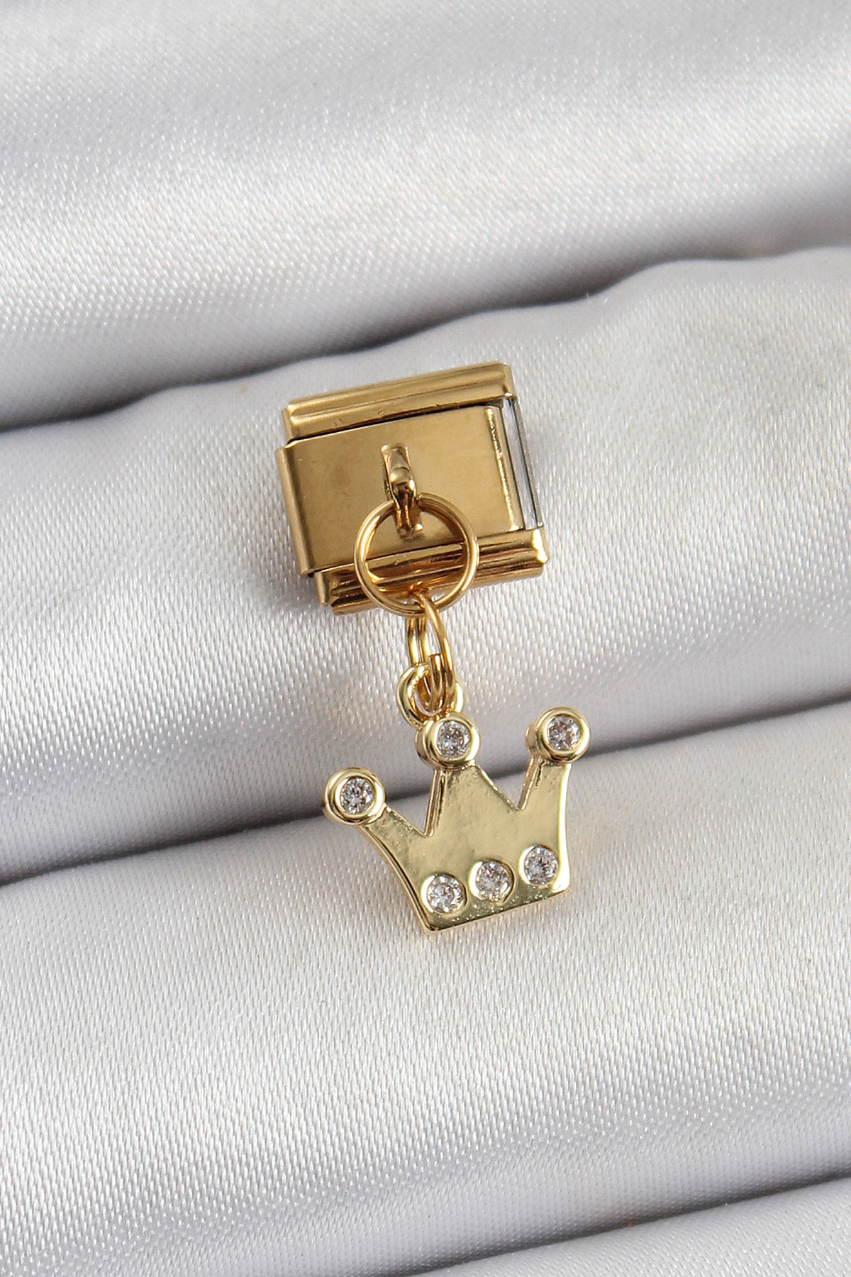 Çelik Sallantılı Zirkon Taşlı Kraliçe Tacı Model Gold Renk Nomination Charm