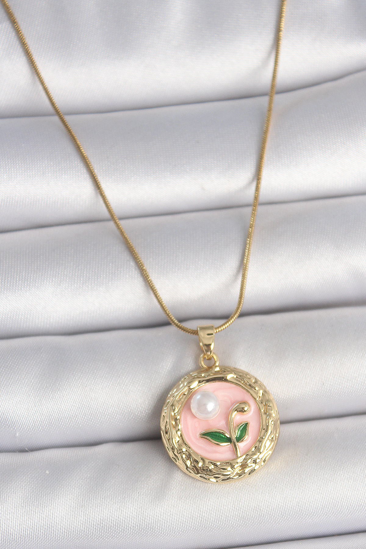 Çelik Gold Renk Zincir Pembe Çiçek İşlemeli inci Detay Portre Model Kadın Kolye