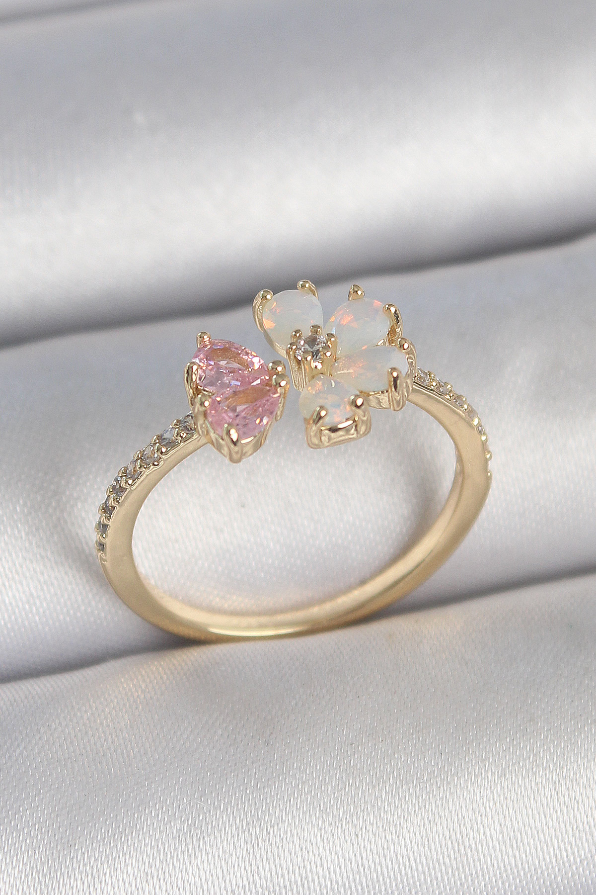 Pirinç Gold Renk Beyaz Mineli Pembe Zirkon Taşlı Çiçek Model Kadın Yüzük
