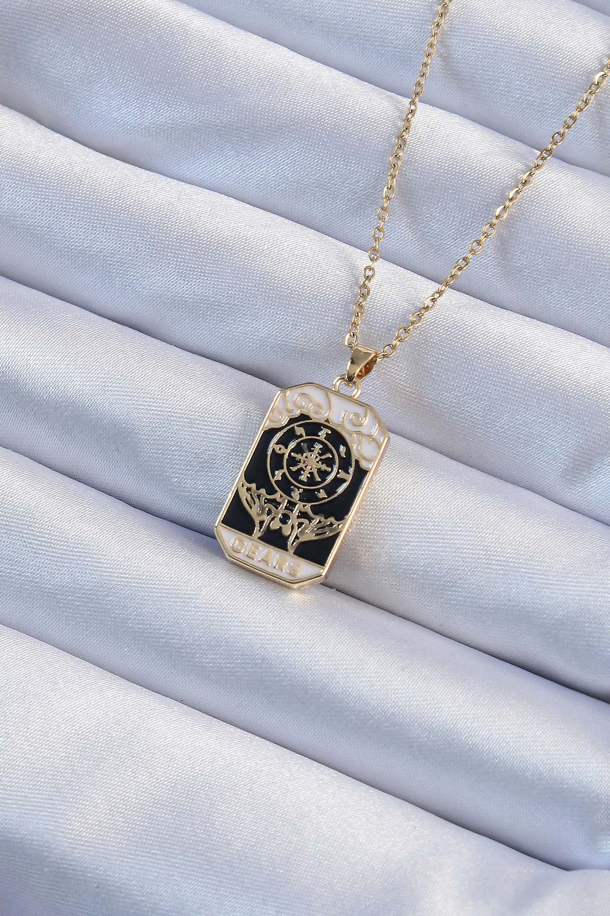 Çelik Zincir Altın Renk İşlemeli Siyah Mineli Tarot Kolye