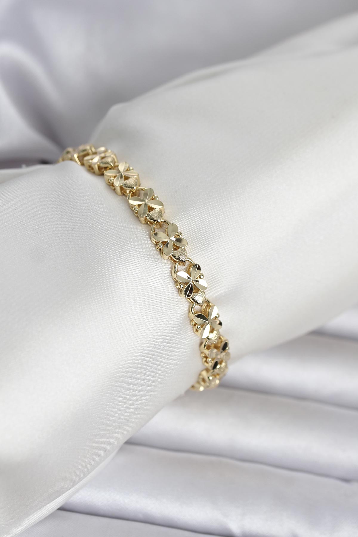 Kelebek Model Gold Renk Kadın Bileklik