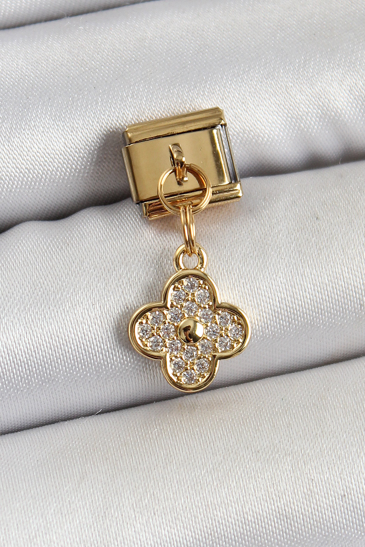 Çelik Sallantılı Zirkon Taşlı Yonca Model Gold Renk Nomination Charm