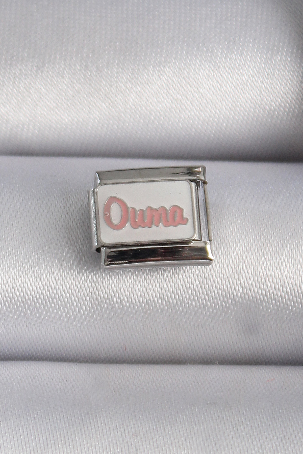 Çelik Gümüş Renk Beyaz Pembe Ouma İşlemeli Nomination Charm