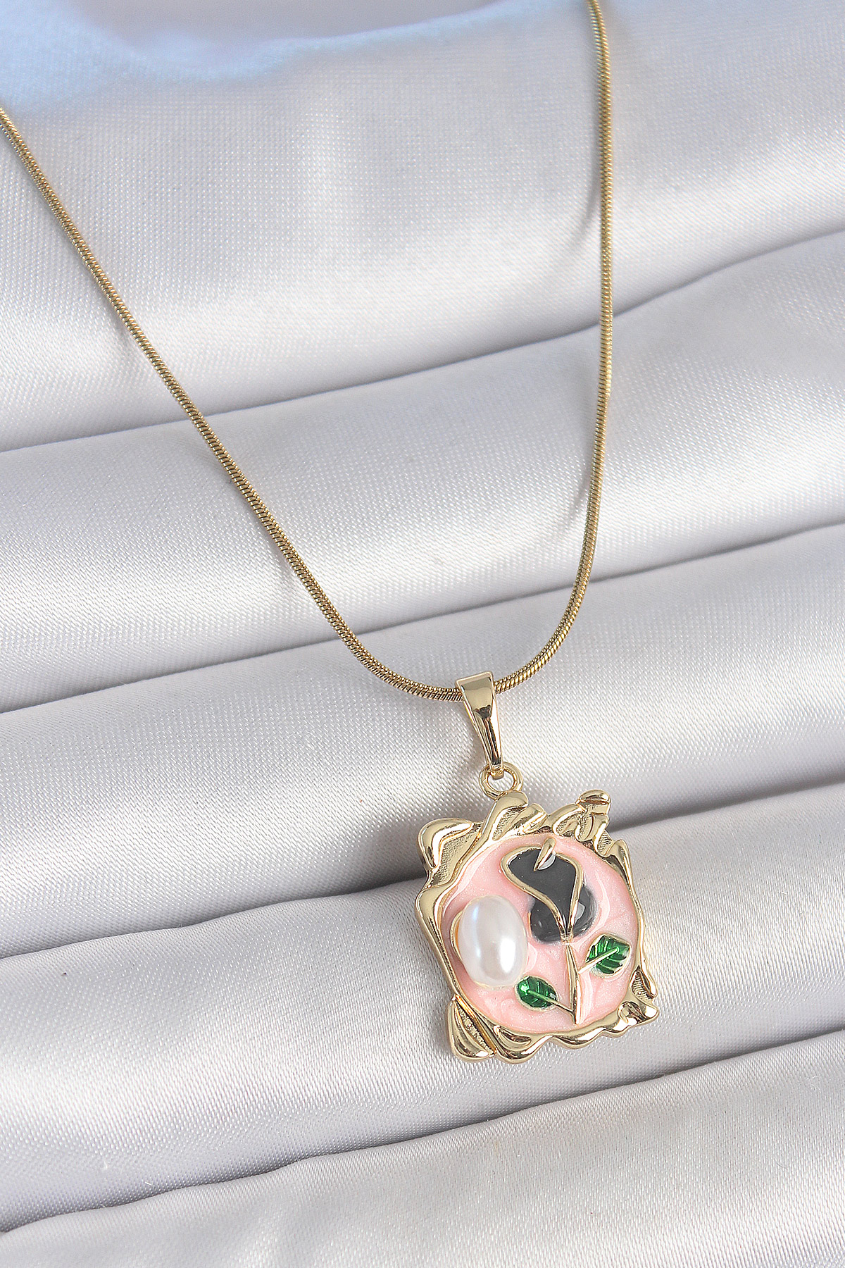 Çelik Gold Renk Zincir Pembe Mineli Çiçek İşlemli İnci Detay Portre Model Kadın Kolye