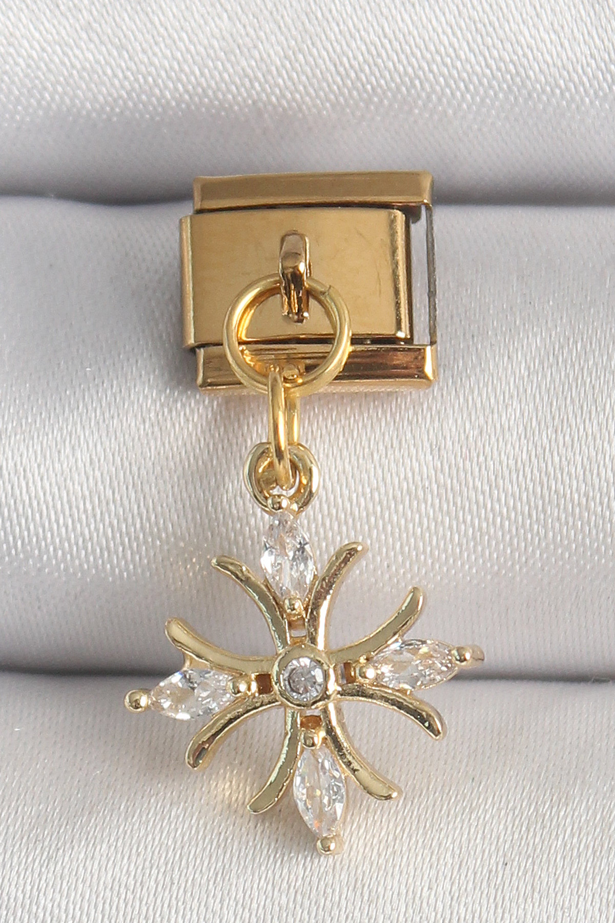 Çelik Gold Renk Sallantı Zirkon Taşlı Kar Tanesi Model Nomination Charm