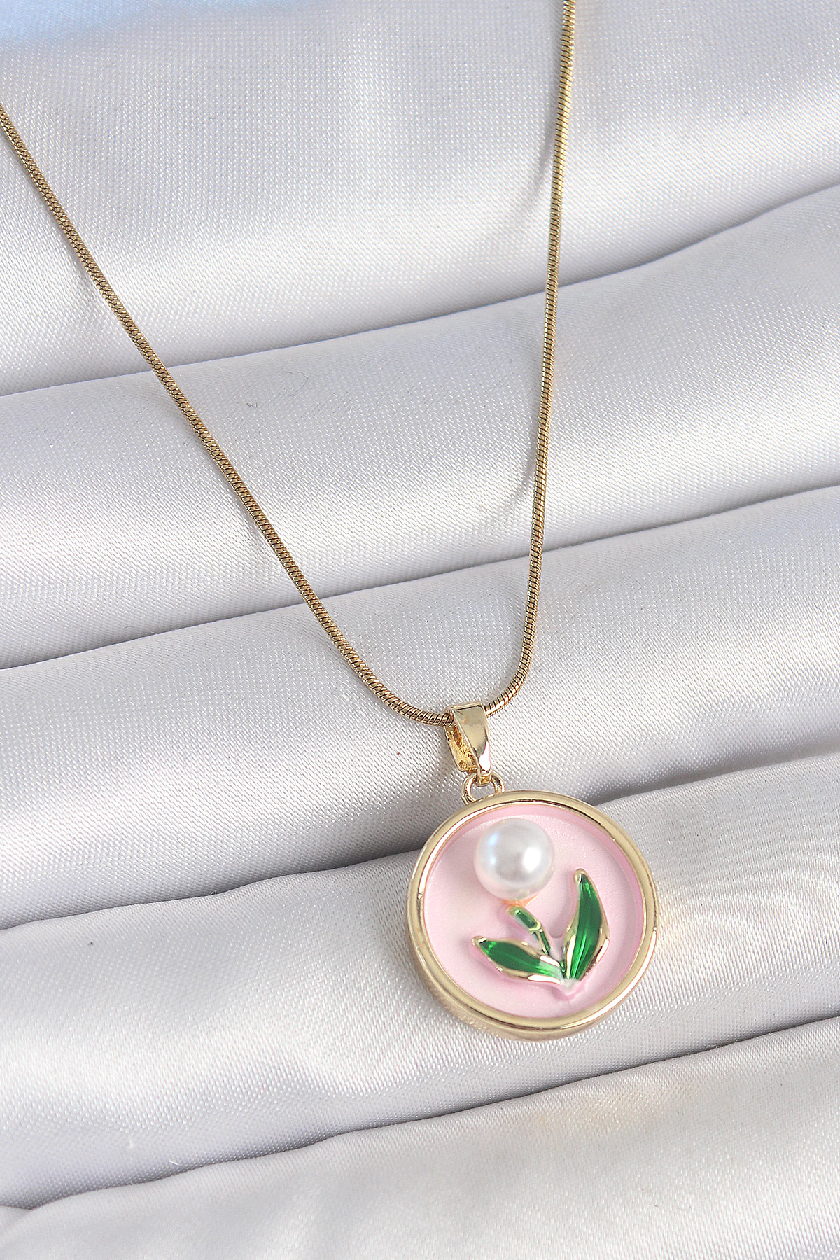 Çelik Gold Renk Zincir Pembe Mineli İncili Çiçek İşlemeli Portre Model Kadın Kolye