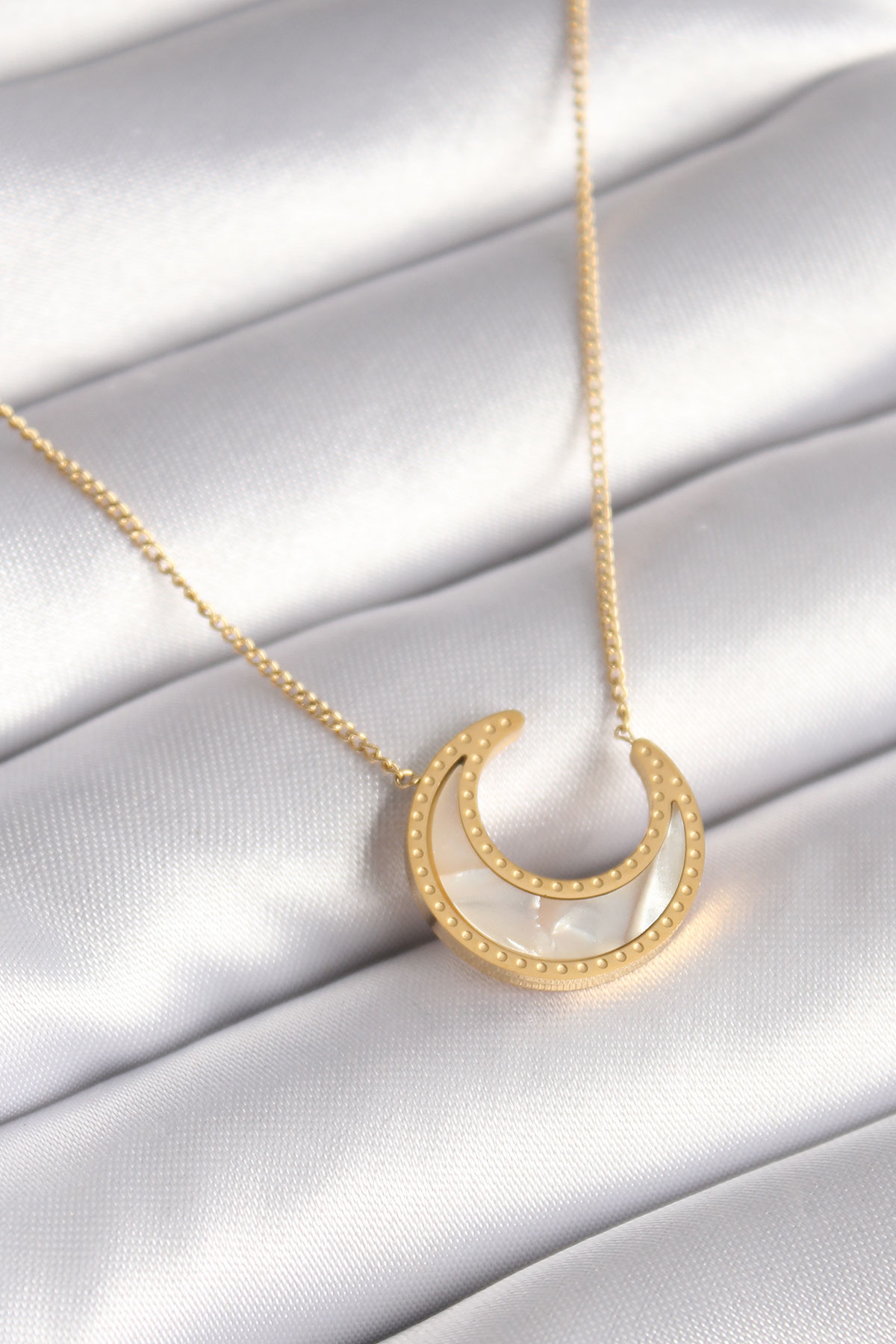 Çelik Gold Renk Beyaz Sedefli Hilal Model Kadın Kolye