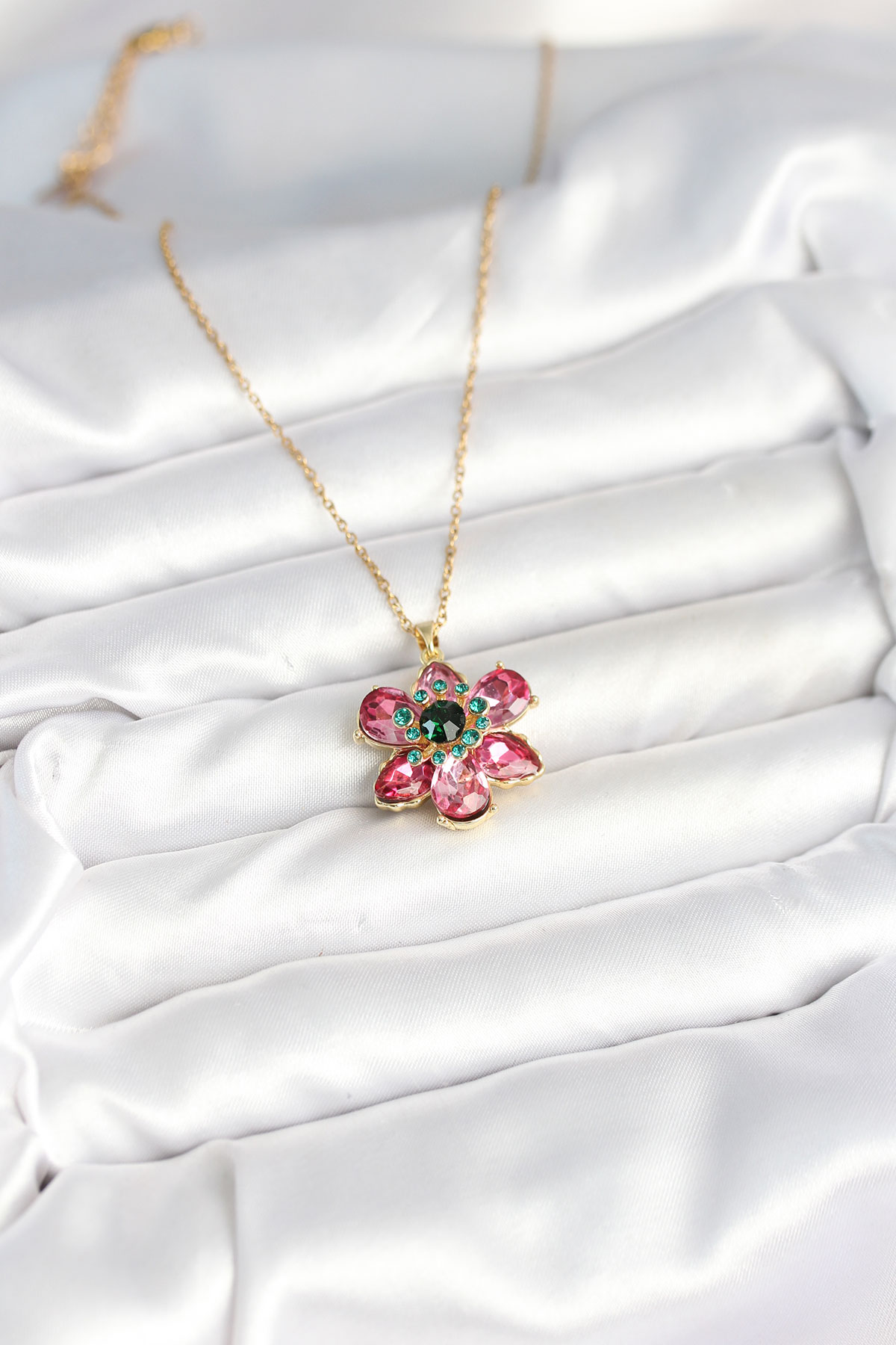 Çelik Zincirli Pembe Çiçek Model Kadın Kolye 1