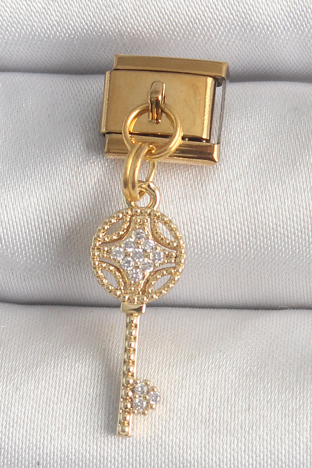 Çelik Gold Renk Sallantı Zirkon Taşlı Anahtar Model Nomination Charm