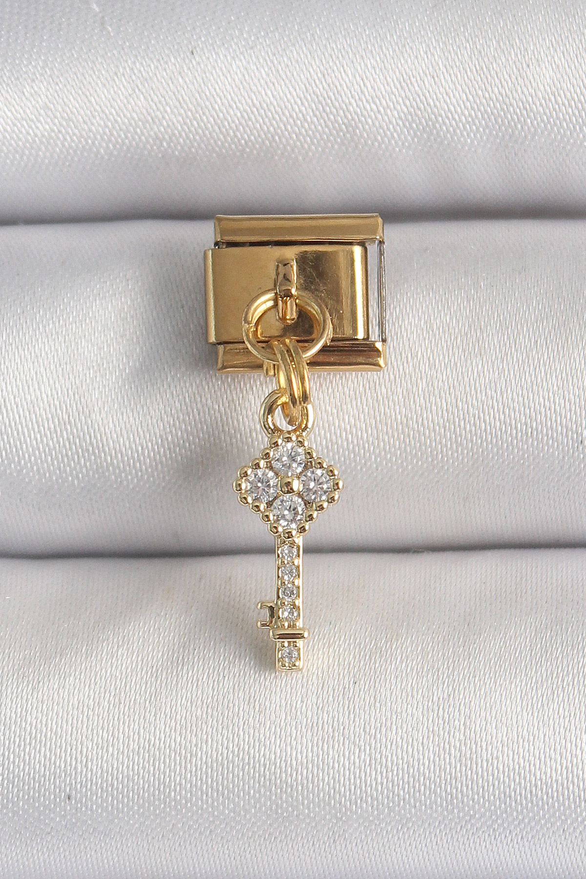Çelik Gold Renk Sallantı Zirkon Taşlı Anahtar Model Nomination Charm