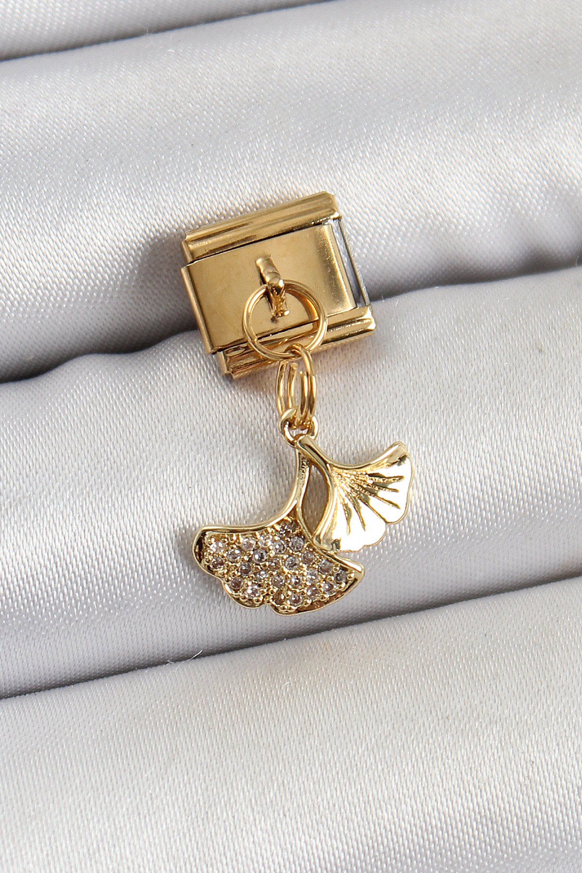 Çelik Sallantılı Zirkon Taşlı Balık Kuyruğu Model Gold Renk Nomination Charm