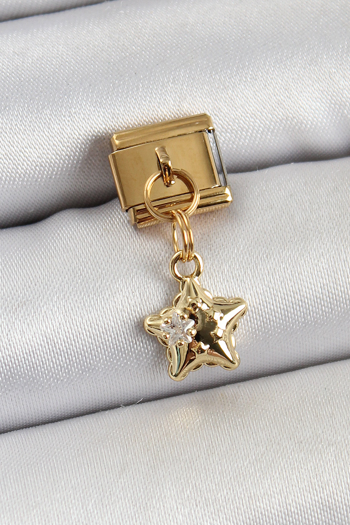 Çelik Sallantılı Zirkon Taşlı Yıldız Model Gold Renk Nomination Charm