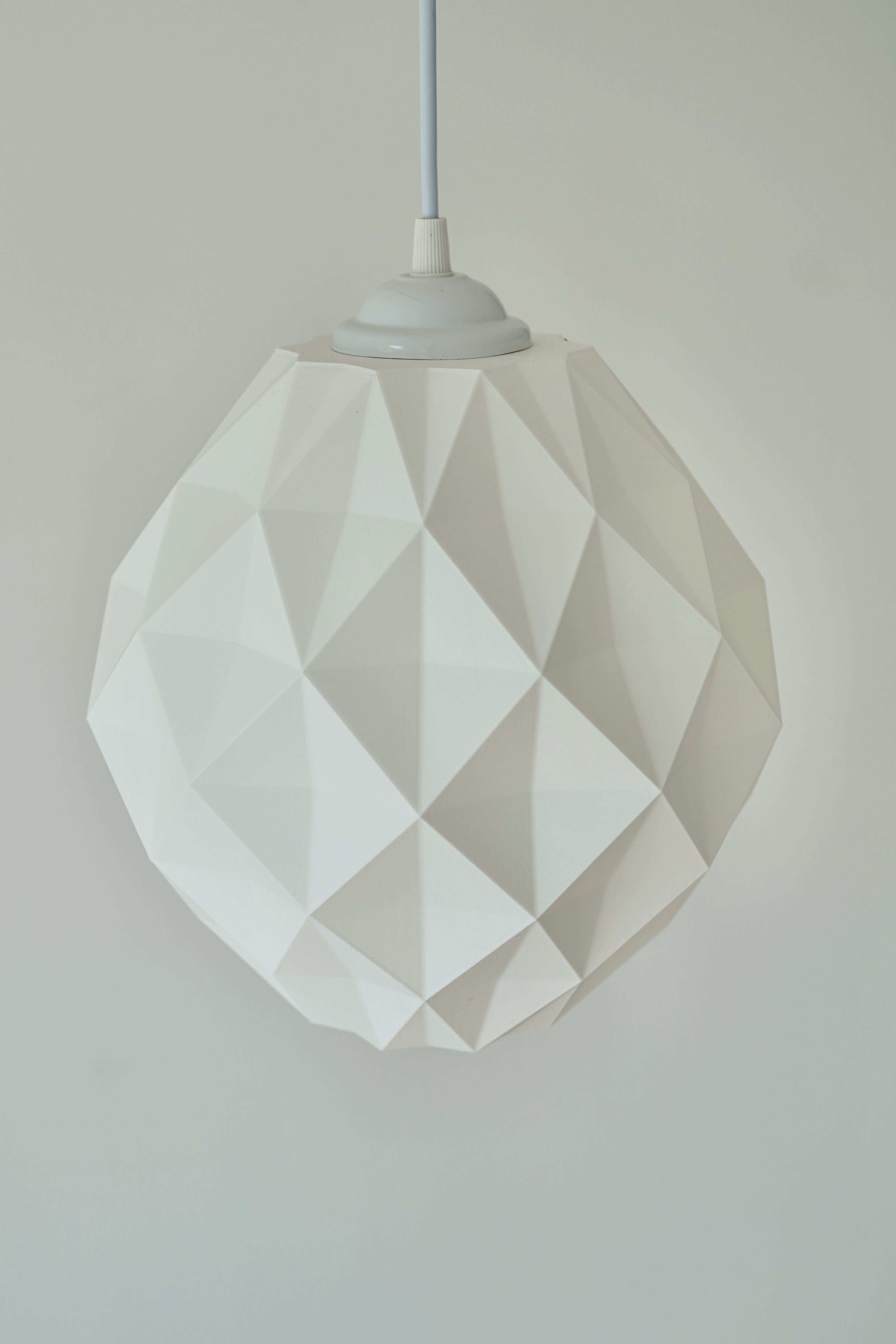 Fasetta | İri Piramit Desenli Geometrik Sarkıt Avize (25x24 cm) | Bioplastik E27